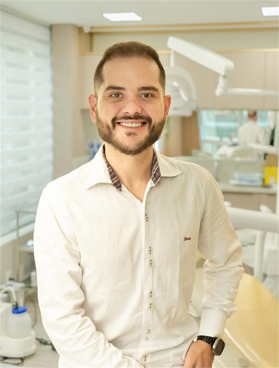 Dr. Clauhan de Moraes, especialista em estética facial na Harmonize Odontologia