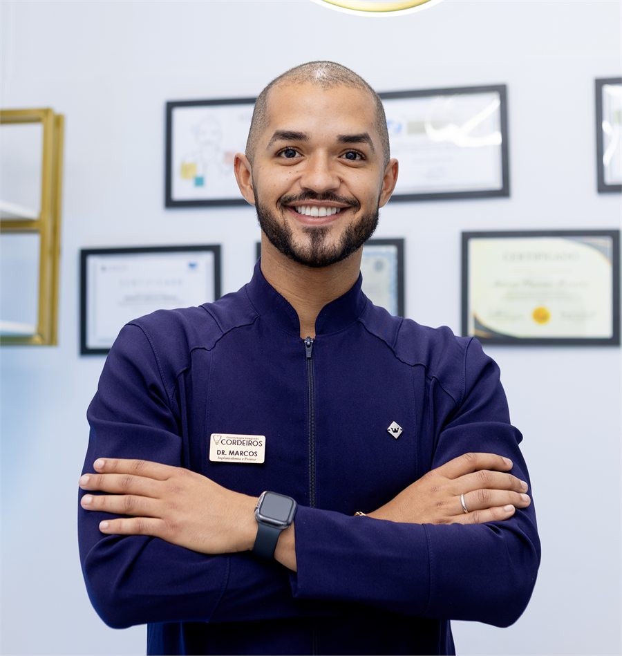 Dr. Marcos Vinícius, especialista em implantes na Harmonize Odontologia